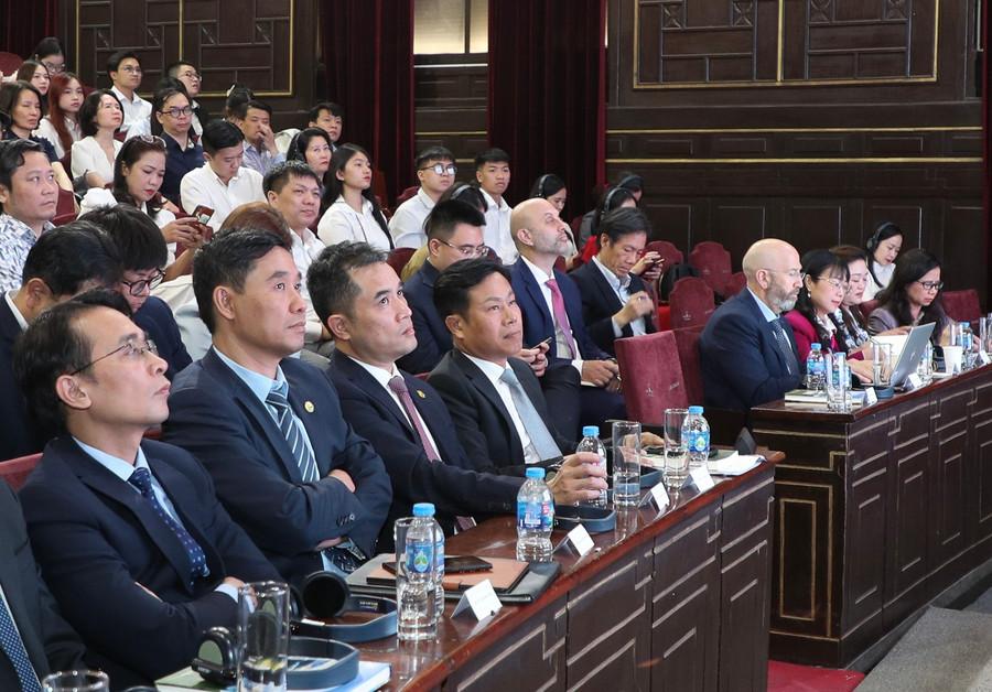 vnu-giam-doc-dhqghn-le-quan-tham-gia-tai-buoi-toa-dam-6.jpg