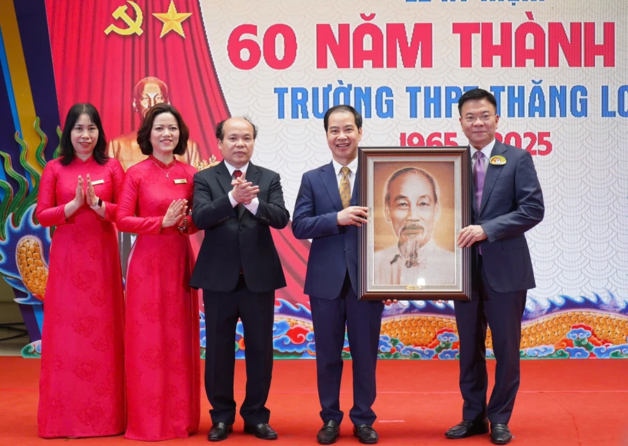 Phó Thủ tướng Lê Thành Long tặng quà lưu niệm cho nhà trường.