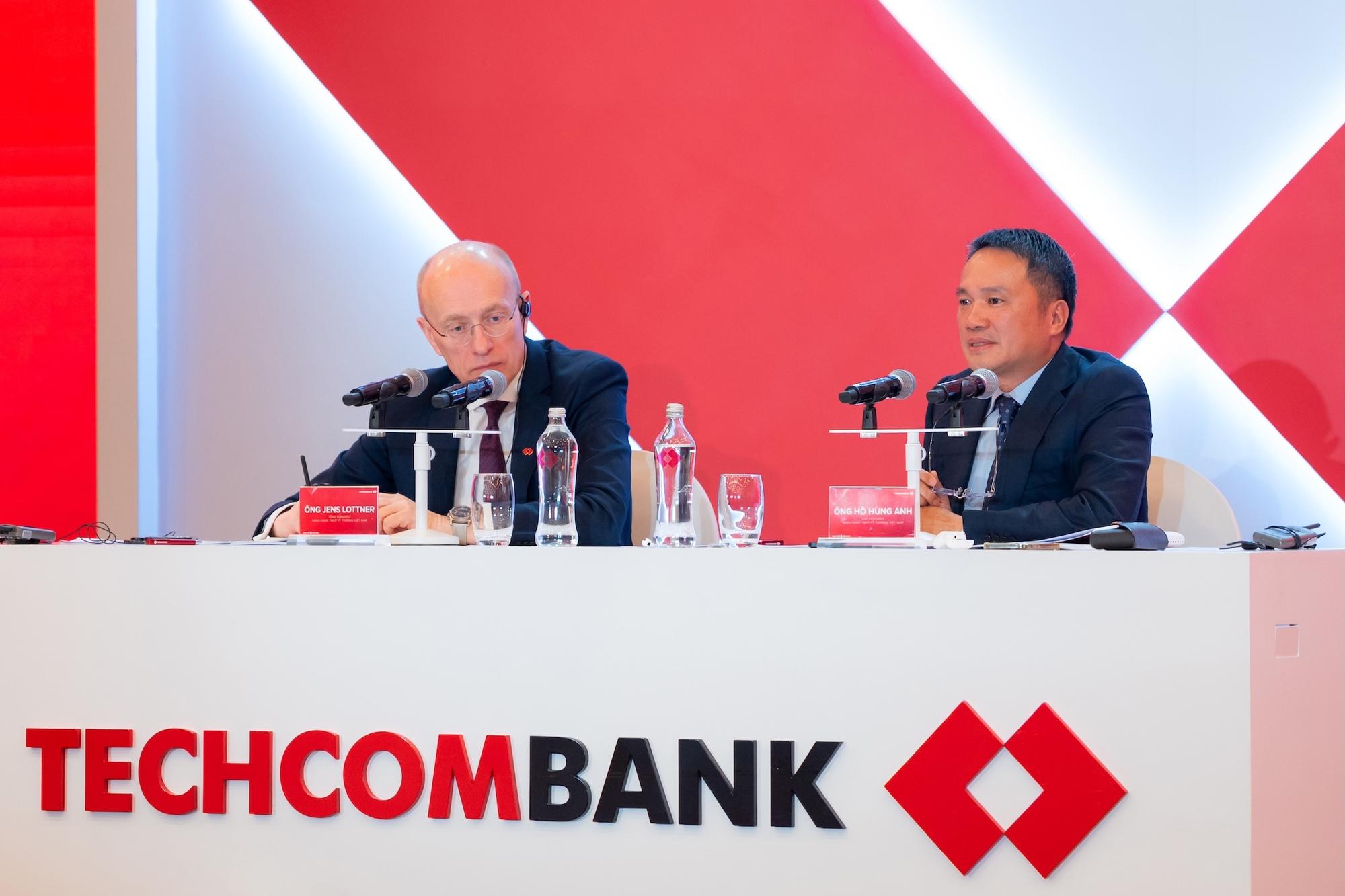 Cổ phiếu Techcombank lên cao nhất lịch sử sau 'cam kết 20 tỷ USD' của Chủ tịch Hồ Hùng Anh- Ảnh 1.