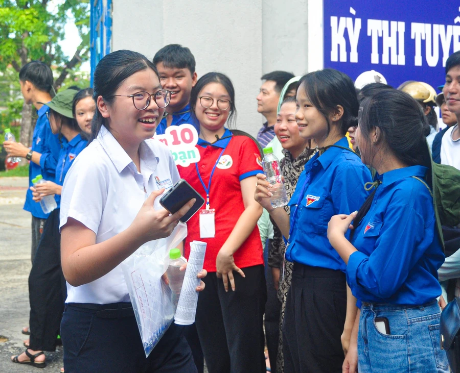 Thí sinh dự thi vào lớp 10 THPT công lập năm 2024 - 2025 tại điểm thi Trường THPT Hoàng Hoa Thám (Đà Nẵng).