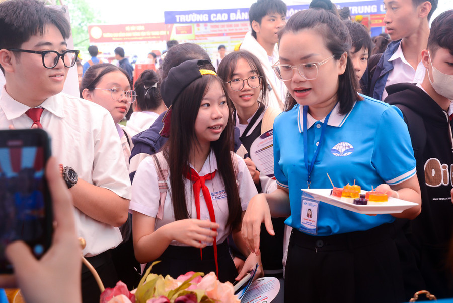 Học sinh THCS Đà Nẵng tham gia Ngày hội tư vấn - hướng nghiệp. phan-luong-vao-lop-10.jpg
