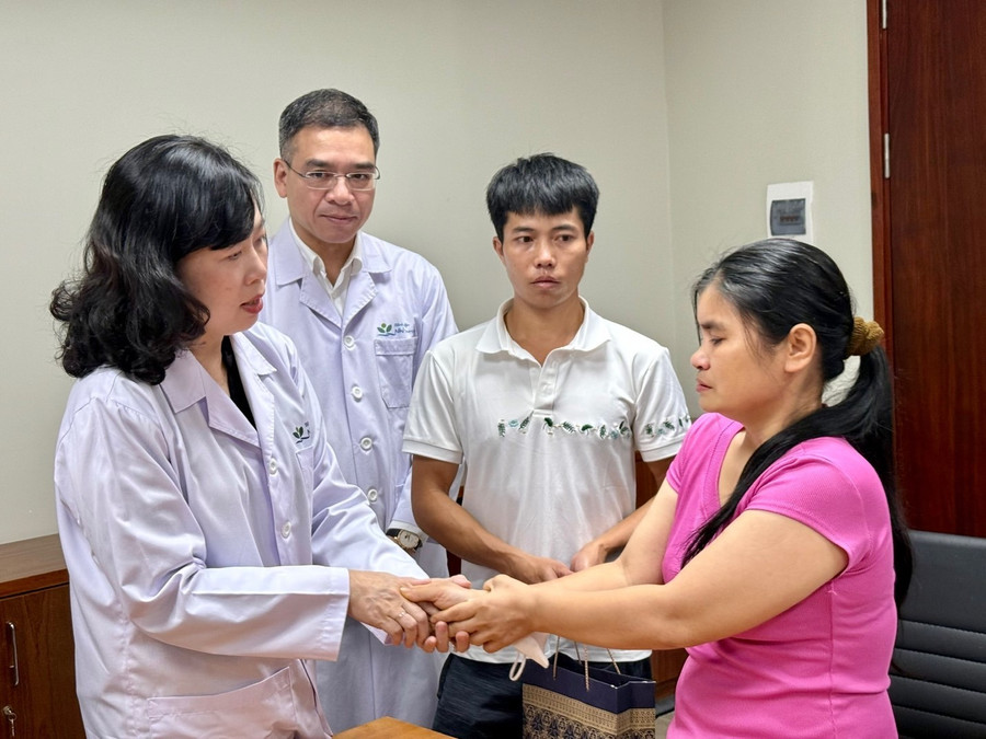 Bộ trưởng Đào Hồng Lan chỉ đạo Bệnh viện Nhi Trung ương nỗ lực điều trị, chăm sóc tốt nhất cho cháu A. 2.jpg