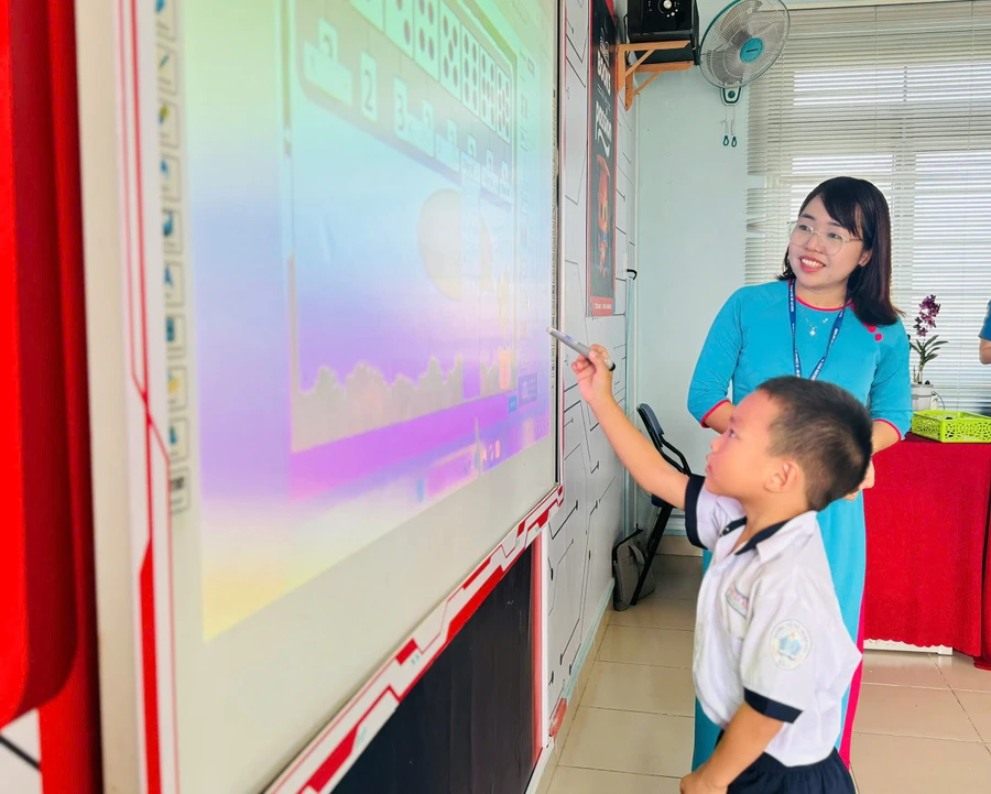 Cô Nguyễn Thị Thanh Thảo, giáo viên Trường Tiểu học Thuận Kiều trong một tiết giảng bài. Ảnh: NVCC