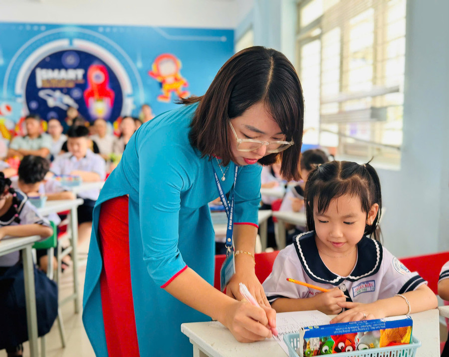 Cô Thảo hướng dẫn học sinh. Ảnh: NVCC guong-co-giao-tieu-hoc-1.jpg