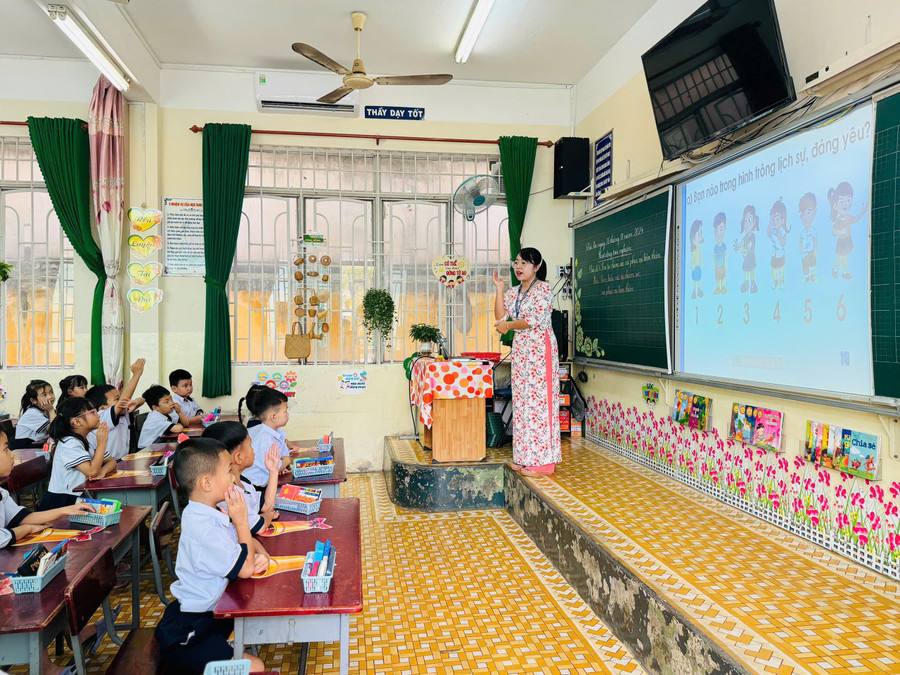 Cô Thảo luôn khơi dậy niềm yêu thích, thi đua trong học tập của mỗi học sinh. Ảnh: NVCC guong-co-giao-tieu-hoc-3.jpg