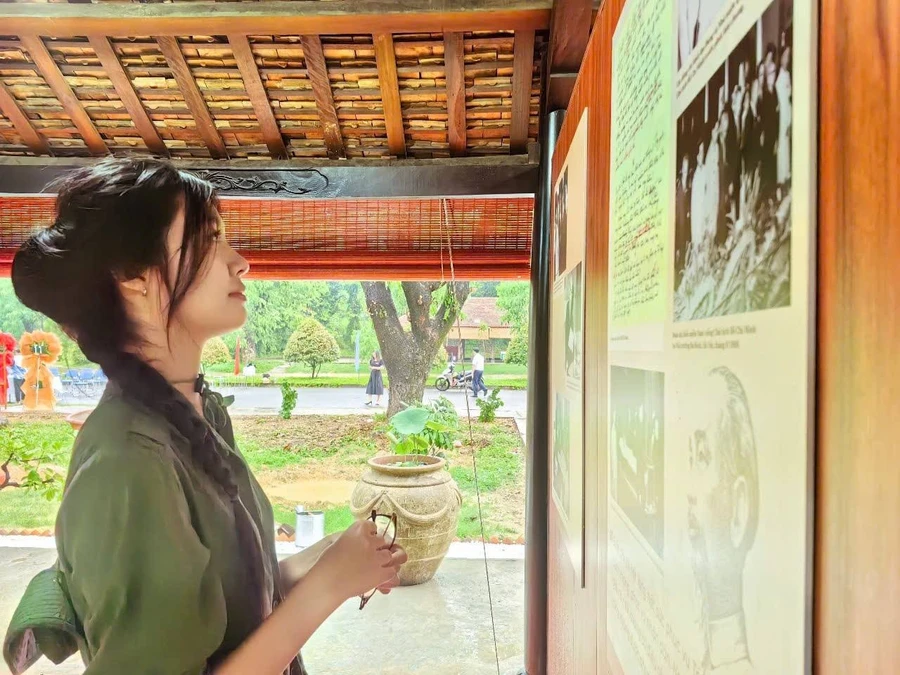 Sinh viên tham quan Khu tưởng niệm và trưng bày về cuộc đời và sự nghiệp Chủ tịch Hồ Chí Minh. Ảnh: ĐHQG-HCM