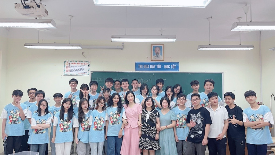 Cô Phạm Thị Quỳnh Duyên (áo hồng) và đồng nghiệp chụp ảnh lưu niệm với học trò. picture2.jpg