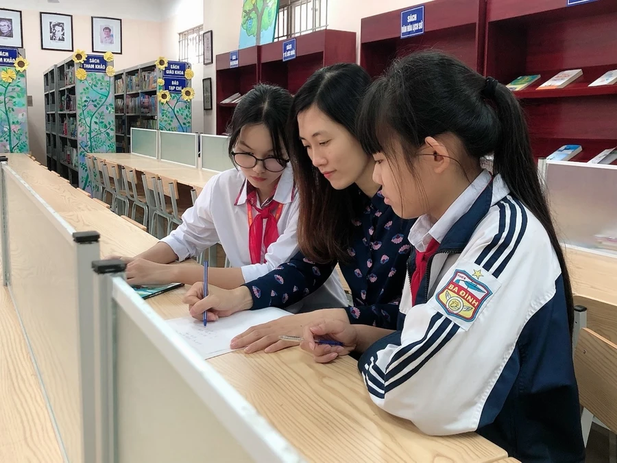 Cô Quỳnh Duyên hướng dẫn học sinh nghiên cứu khoa học.