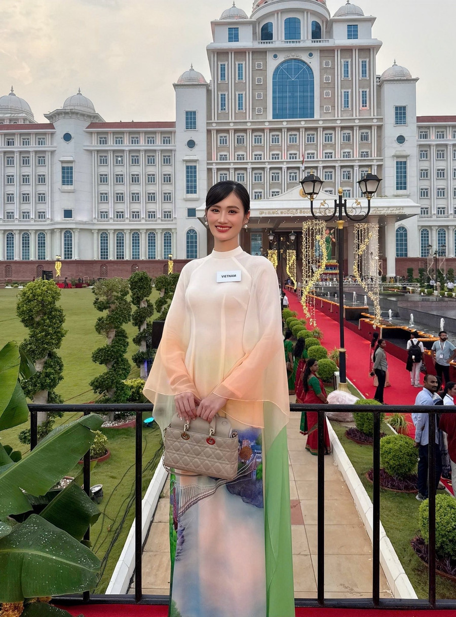 Ý Nhi diện áo dài có thiết kế đặc biệt tại Miss World. nhi5.jpg