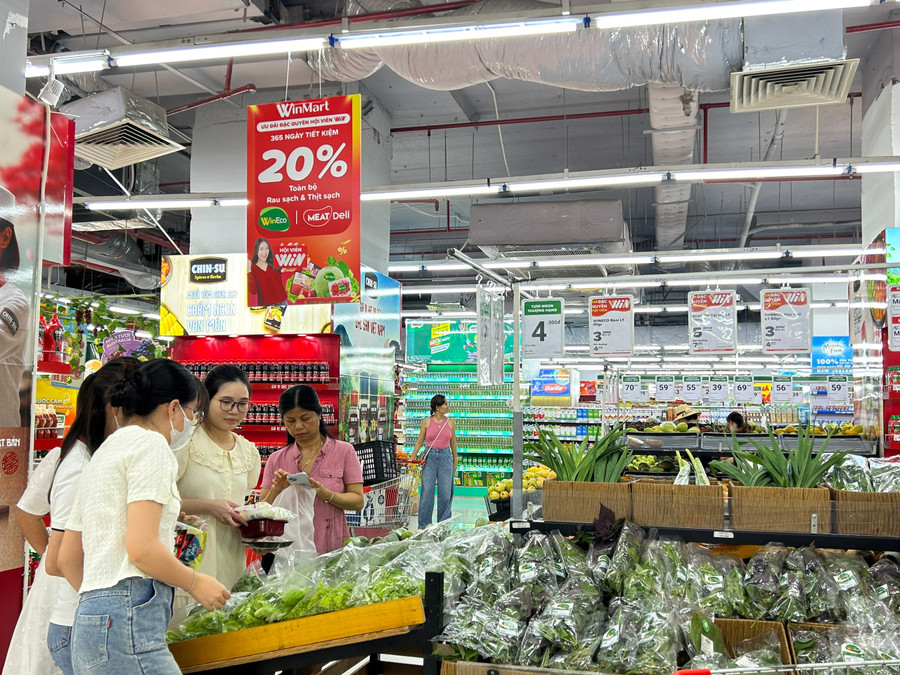 10-ms-khach-hang-mua-sam-tai-sieu-thi-winmart-2.jpg