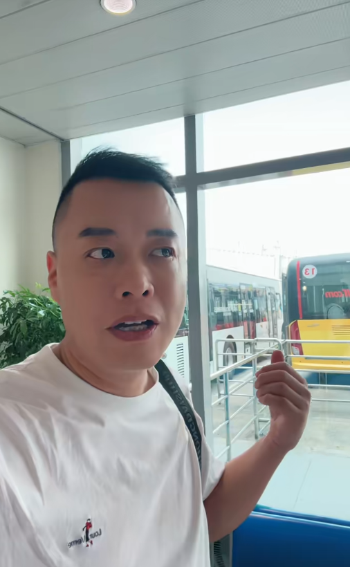 Tôn Bằng xuất hiện trước cổng cơ quan chức năng sau gần 2 tháng Hằng Du Mục bị bắt- Ảnh 3.