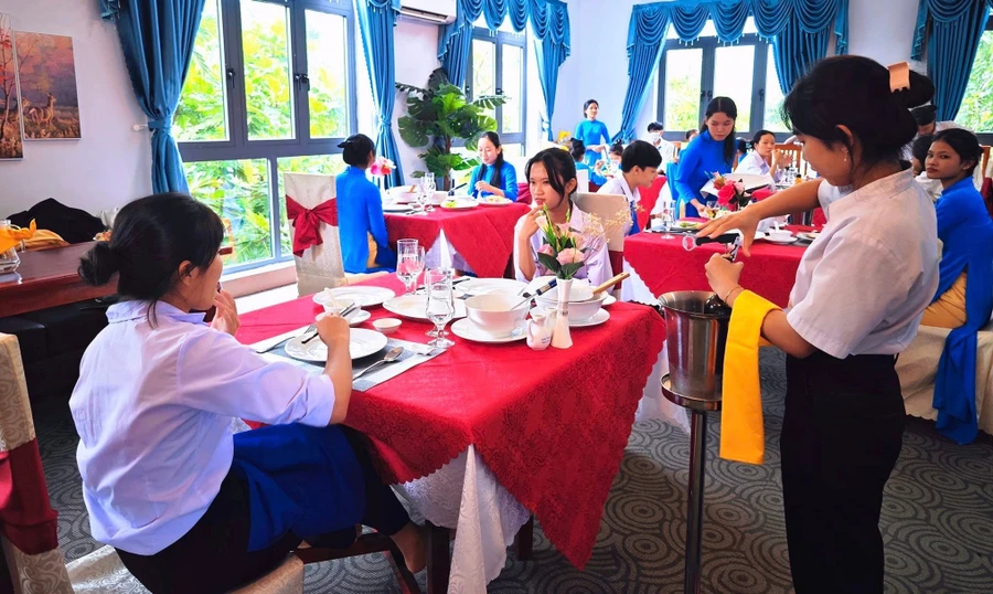 Học sinh ngành Nghiệp vụ nhà hàng, Trường Trung cấp Nghề Dân tộc nội trú tỉnh Kiên Giang. Ảnh: Quốc Anh