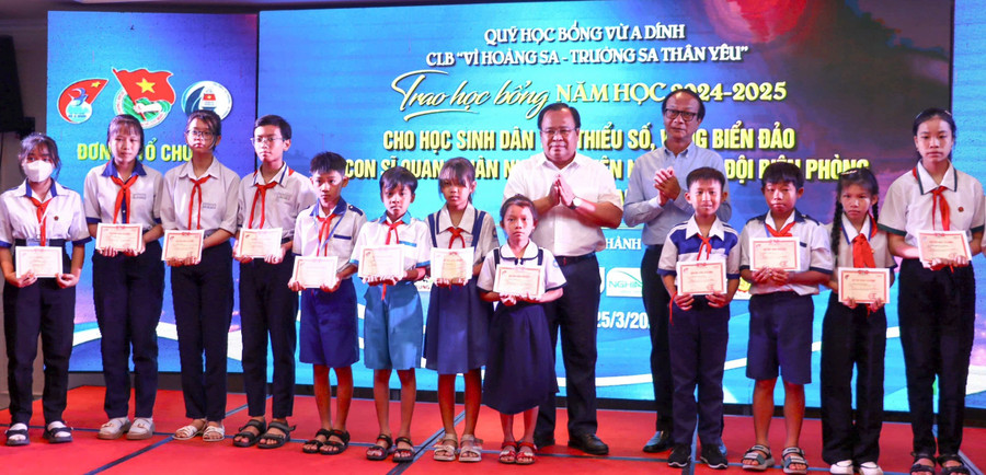 Đại diện Quỹ học bổng Vừ A Dính, Chủ nhiệm Câu lạc bộ “Vì Hoàng Sa - Trường Sa thân yêu” và lãnh đạo tỉnh Cà Mau trao học bổng cho học sinh dân tộc thiểu số trên địa bàn. Ảnh: Quốc Anh chap-canh-uoc-mo-cho-hoc-sinh-dan-toc-thieu-so-1.jpg