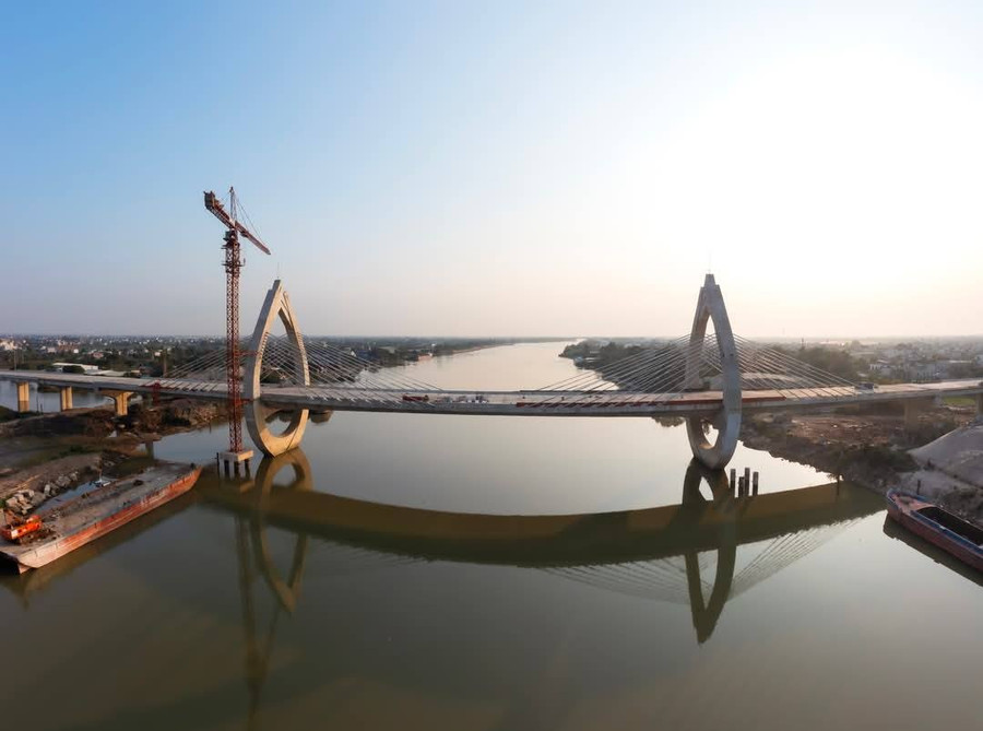 Cầu Song Hào bắc qua sông Đào sắp hoàn thành. Ảnh: Vân Anh. pho-co-nam-dinh-anh-6.jpg