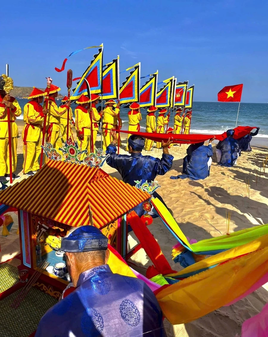 Nghi thức hành lễ rước thần Nam Hải Lễ trong Lễ hội Cầu ngư Vạn đầm Xương Lý. Ảnh: ITN.