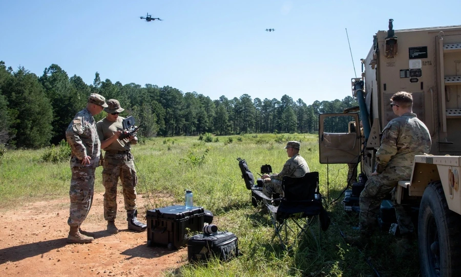 Binh sĩ Mỹ học cách vận hành UAV cỡ nhỏ trong diễn tập.