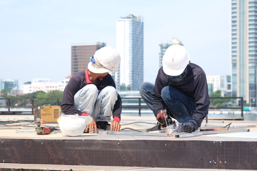 Công nhân tất bật làm việc tại DIFF 2025. le-hoi-phao-hoa-quoc-te-da-nang-diff-2025-4.jpg