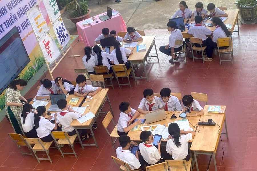 Học sinh hào hứng học tập với mô hình WebQuest. z6640794326355-7c146ce2230823d5628329ae7809768e.jpg