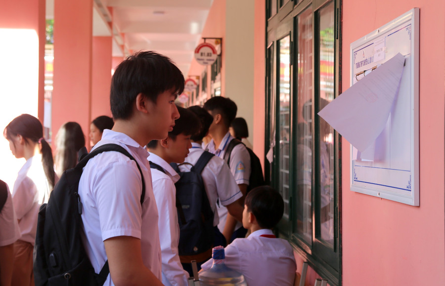 Thí sinh kiểm tra số báo danh trước khi vào phòng thi. thi-lop-10-1.jpg