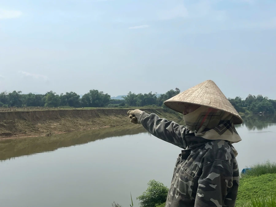 Người dân bày tỏ lo lắng khi hiện tượng sạt lở đe dọa đến đất canh tác.