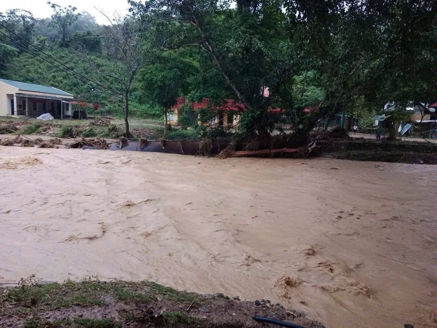 Nước trên các khe suối ở huyện Tương Dương đang dâng cao. 500939369-1136597928504349-6815757812050530976-n.jpg