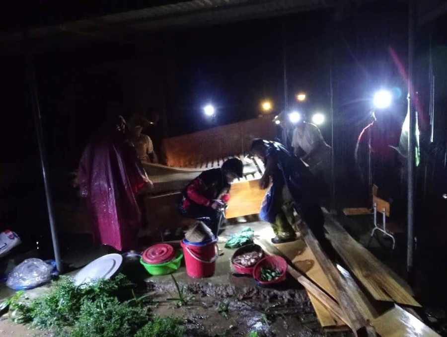 Người dân xã Nhôn Mai sơ tán tài sản trong đêm. 501565774-1136598071837668-4178259795257648027-n.jpg