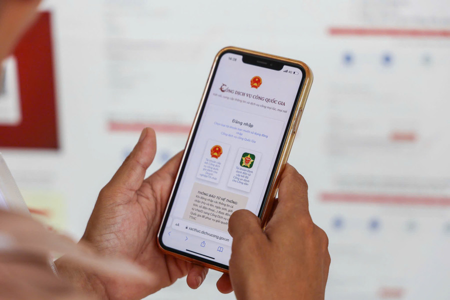 Người dân có thể thực hiện đăng ký phương tiện giao thông bằng điện thoại thông minh. gen-h-3-1.jpg
