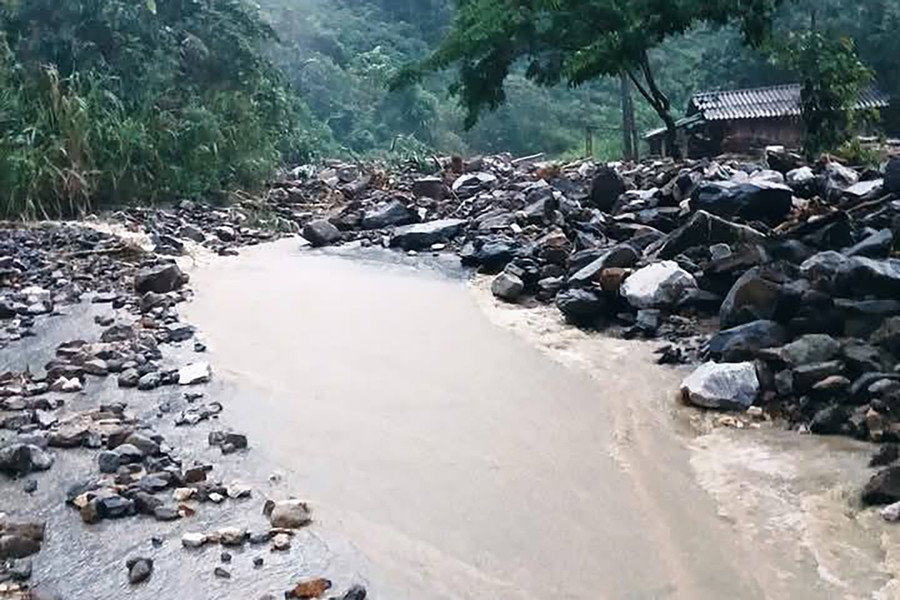 Đường giao thông vào các bản bị đất đá, mưa lũ chia cắt. 502461732-1136598075171001-6926932633759192521-n-262.jpg