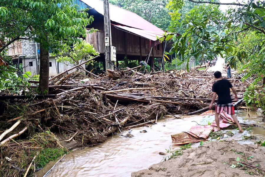 Lũ quét bất ngờ tràn xuống bản Lam Hợp, xã Tri Lễ mang theo đất đá, cây cối. 15b3fe68c220767e2f31.jpg
