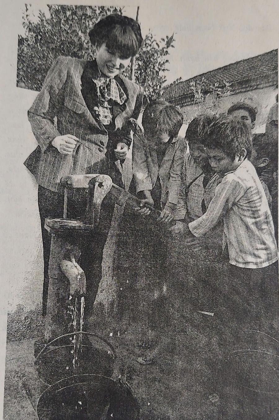 Tác giả Tetsuko Kuroyanagi với trẻ em ngoại thành Hà Nội bên giếng nước do UNICEF tài trợ. Ảnh tư liệu. cam-thu-van-hoc-khi-nguoi-lon-dung-cam-thay-doi-vi-con-tre-2.jpg