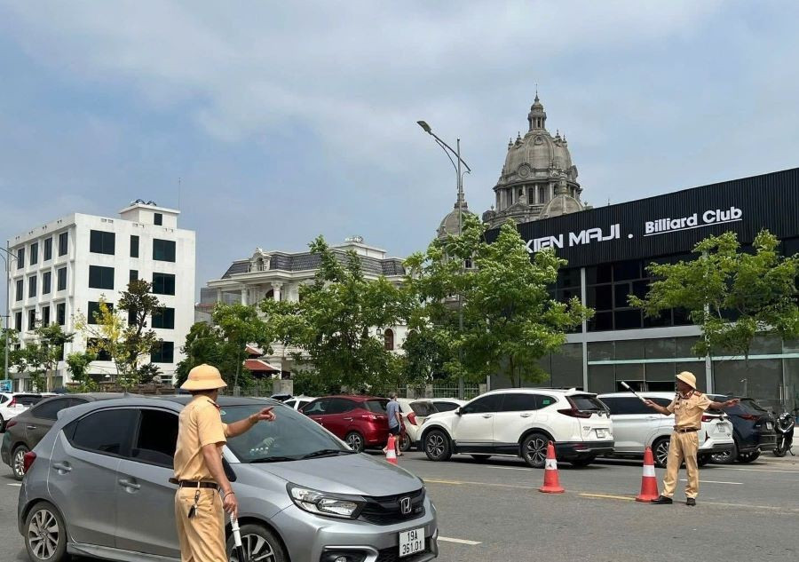 Lực lượng CSGT Công an tỉnh Phú Thọ tại khu vực Hội đồng coi thi trường THPT Chuyên Hùng Vương điều tiết giao thông, đảm bảo cho các thí sinh đến điểm thi thuận lợi. z6672893147889-07170656ef722b5dcd263244f45a423a.jpg