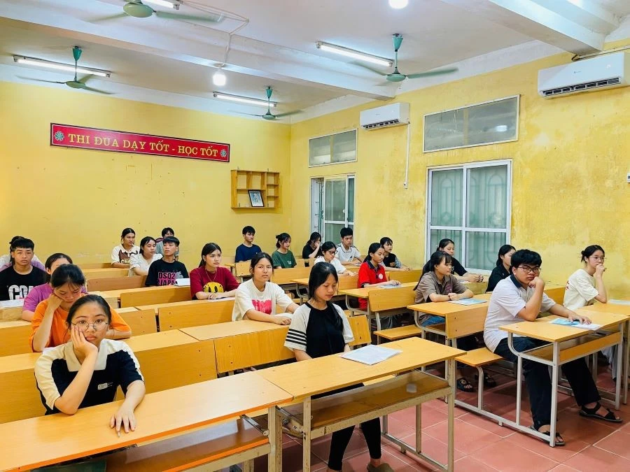 Các thí sinh tại Hội đồng coi thi trường THPT Long Châu Sa.