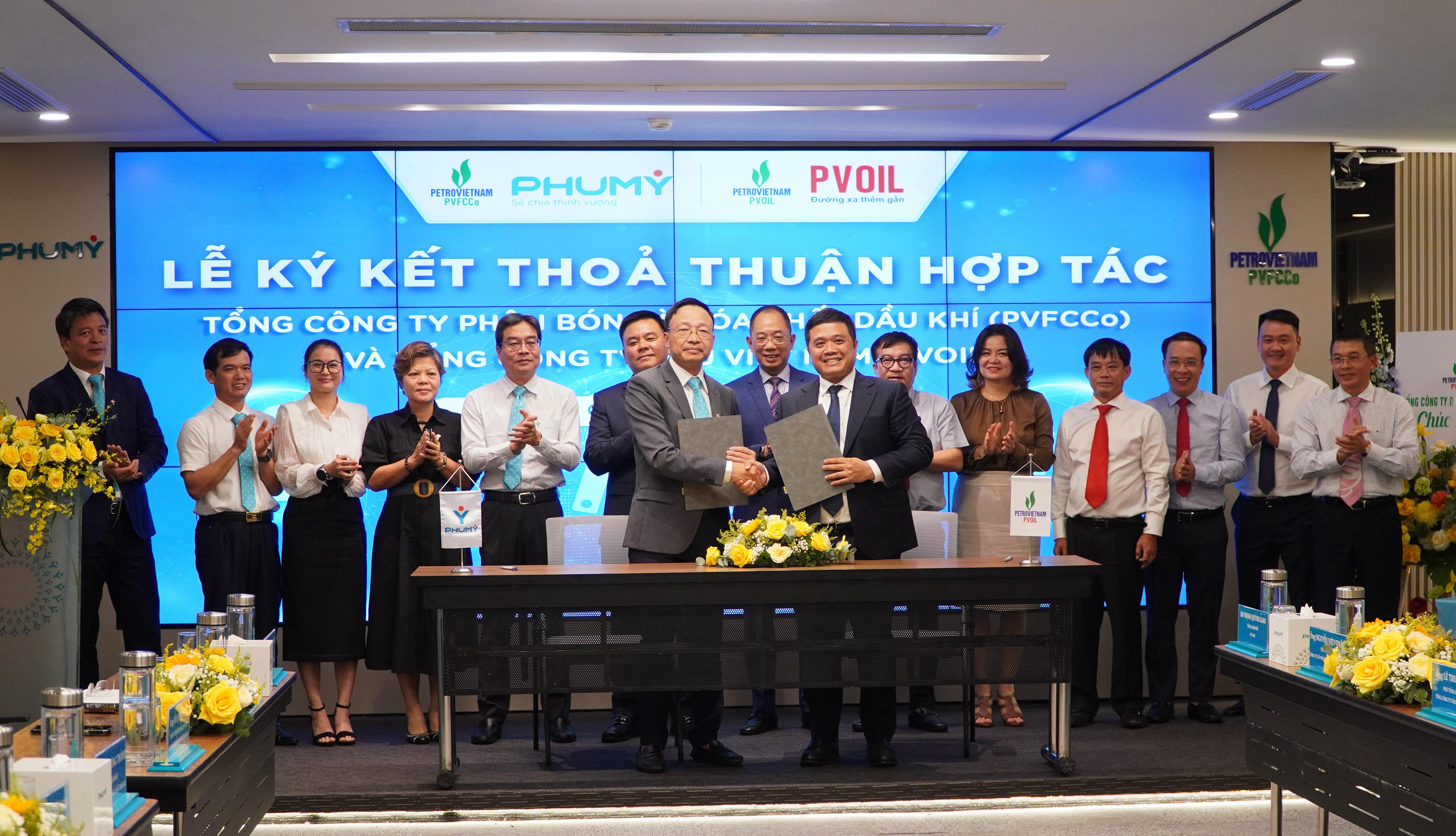 PVFCCo - Phú Mỹ và PVOIL ký kết thỏa thuận hợp tác trong lĩnh vực dịch vụ, thương mại và hóa chất PVFCCo Phú Mỹ và PVOIL ký kết thỏa thuận hợp tác trong lĩnh vực dịch vụ, thương mại và hóa chất