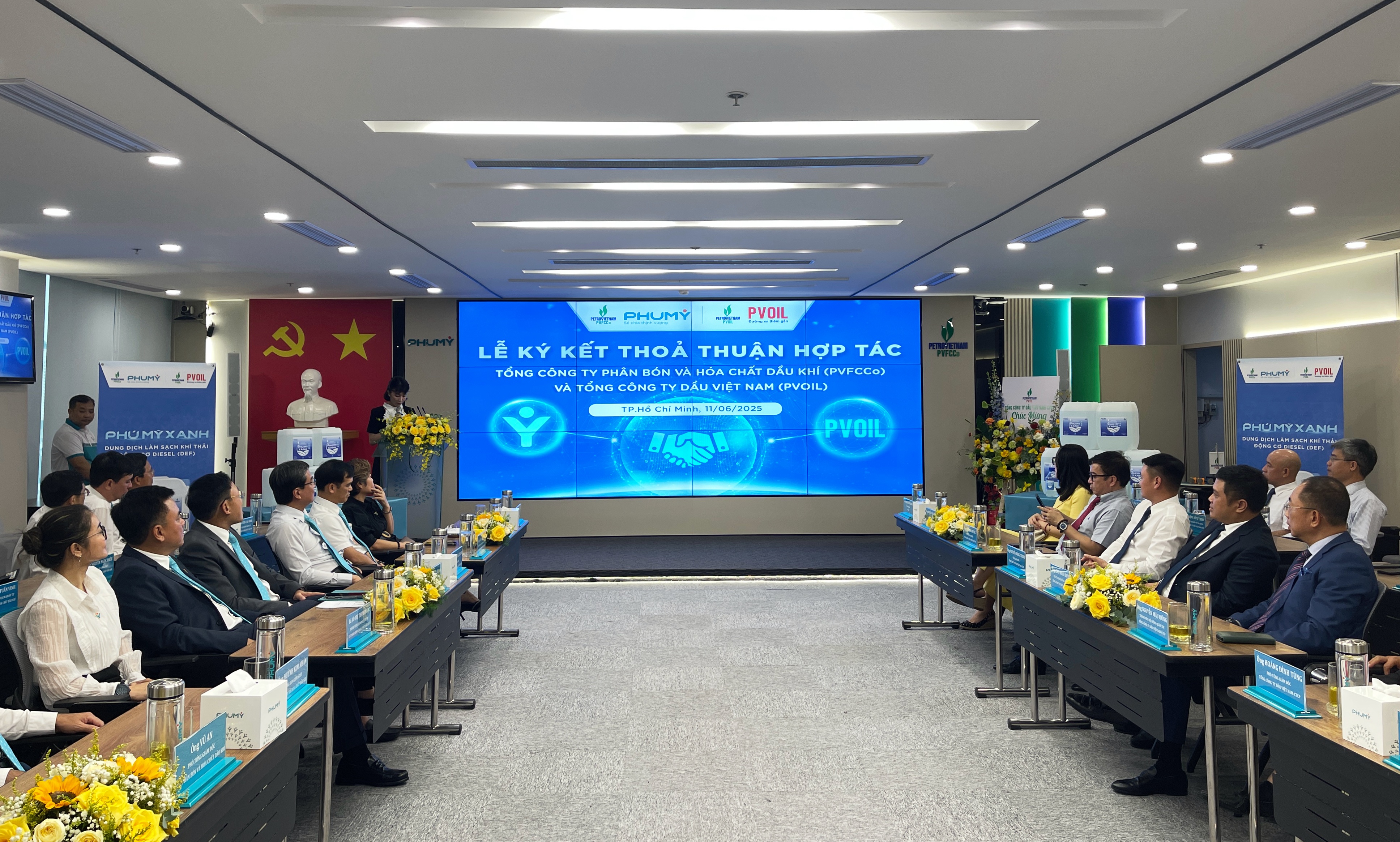 PVFCCo - Phú Mỹ và PVOIL ký kết thỏa thuận hợp tác trong lĩnh vực dịch vụ, thương mại và hóa chất PVFCCo Phú Mỹ và PVOIL ký kết thỏa thuận hợp tác trong lĩnh vực dịch vụ, thương mại và hóa chất