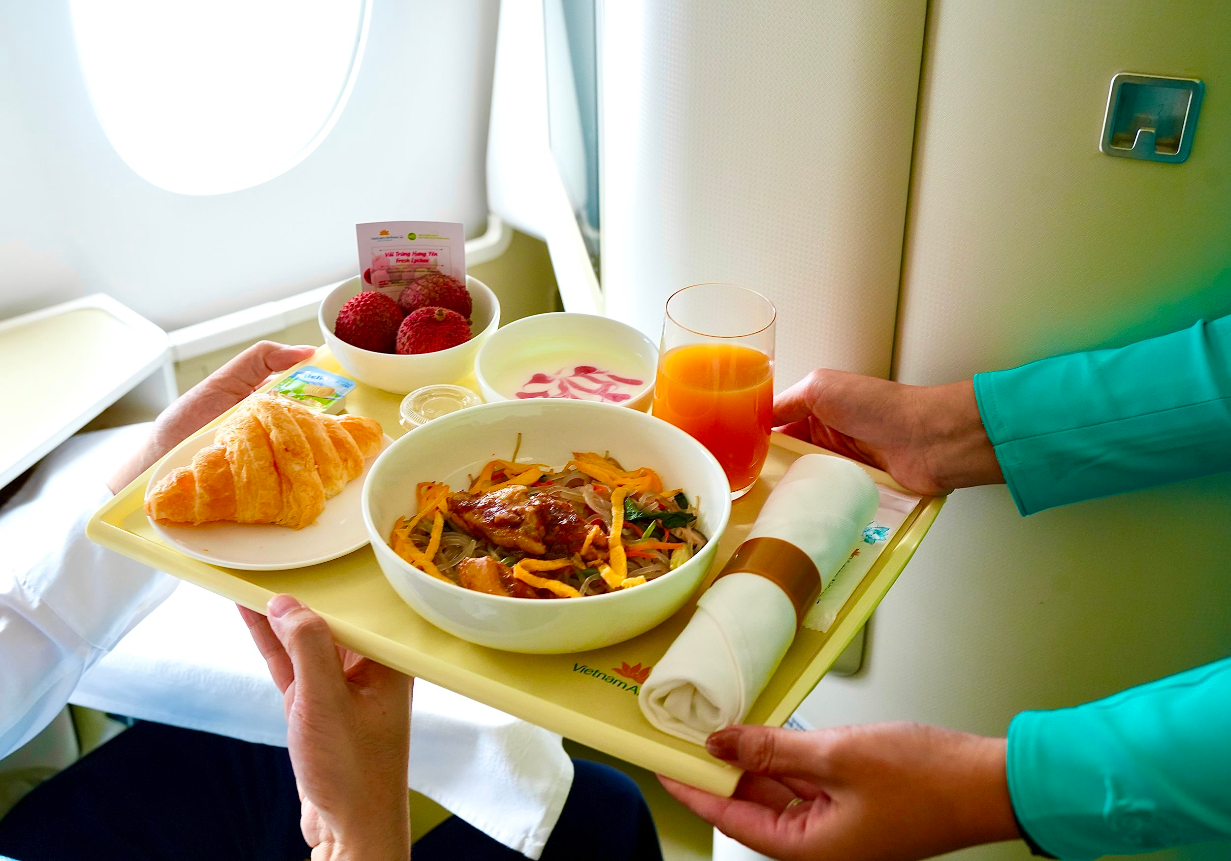 Suất ăn hạng Thương gia của Vietnam Airlines được bổ sung món tráng miệng là vải trứng Hưng Yên - đặc sản mùa hè đồng bằng Bắc Bộ