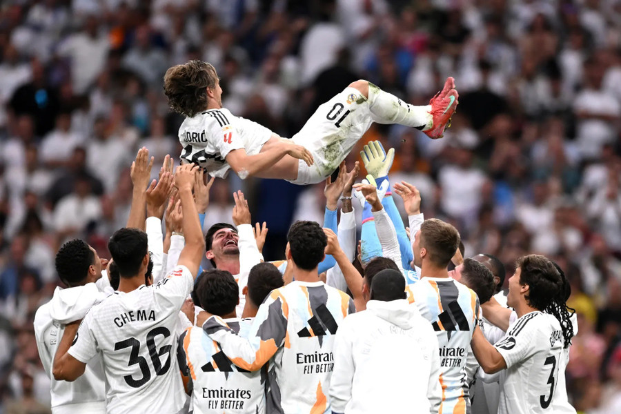 Các đồng đội tại Real Madrid hồi tháng 5 đã tri ân chia tay Luka Modric. luka-modric-real-madrid-lifted-9.jpg