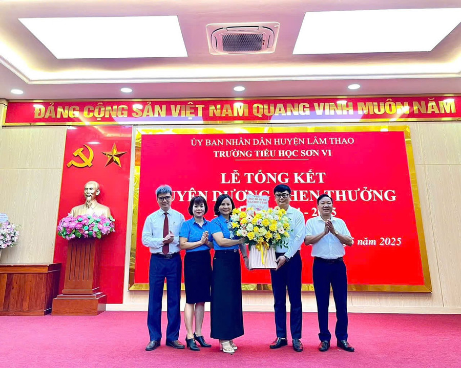 Hiệu trưởng Đinh Thị Thanh Bình nhận hoa chúc mừng nhân dịp tổng kết năm học. 4.jpg