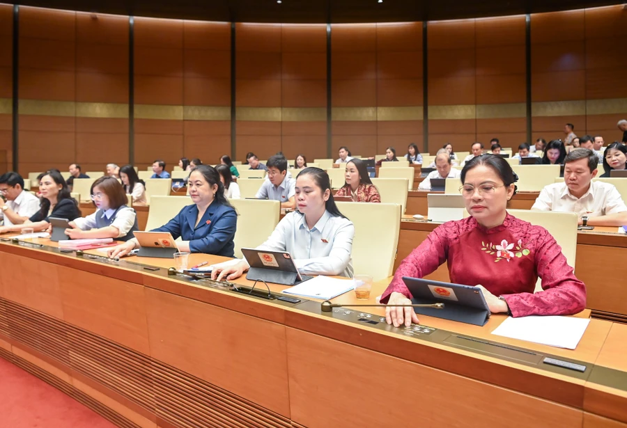 Đại biểu Quốc hội biểu quyết thông qua Luật Việc làm sửa đổi.