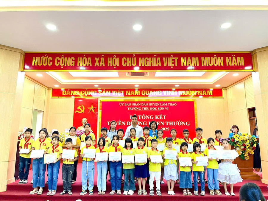 Trường Tiểu học Sơn Vi khen thưởng học sinh có thành tích trong năm học. 2.jpg