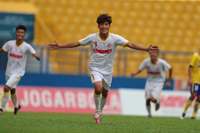 Nguyễn Quốc Việt trở lại Hoàng Anh Gia Lai sau 1 năm thi đấu ở giải hạng Nhất.