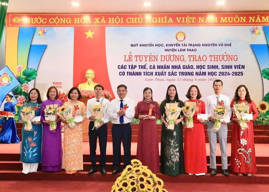 Bí thư Huyện ủy Lâm Thao và Phó Giám đốc Sở GD&ĐT Phú Thọ trao thưởng cho các trường dẫn đầu cấp học và đơn vị xuất sắc.