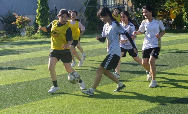 Giao lưu giải bóng đá nữ mùa Hè do Câu lạc bộ Tình nguyện Hoa phượng đỏ, Trường THPT Hoàng Hoa Thám (Sơn Trà, Đà Nẵng) tổ chức. Ảnh: PV hoat-dong-he-an-toan-lanh-manh-3.jpg