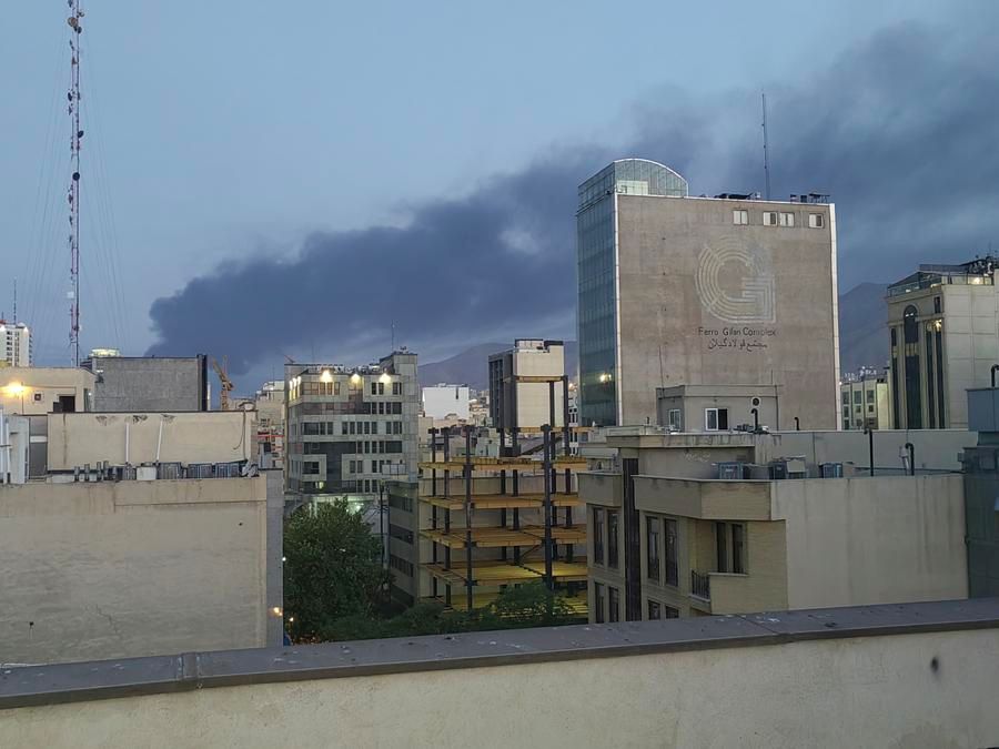 Khói bốc lên sau một vụ nổ ở Tehran, Iran, ngày 15.6.2025. Ảnh: Xinhua