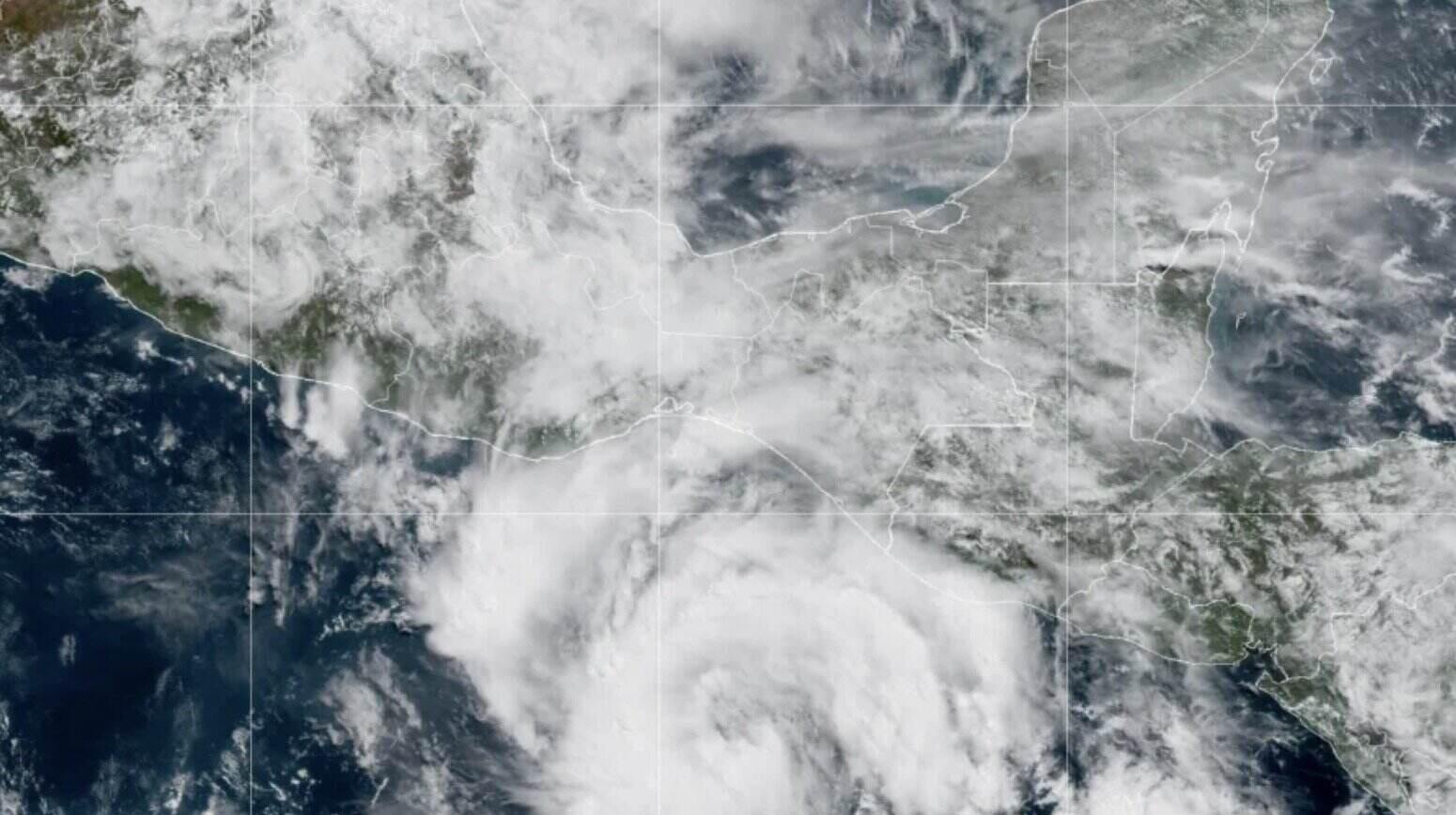 Bão Erick tăng cấp liên tục, có thể đạt cấp 3 trước khi đổ bộ vào Mexico. Ảnh: NOAA