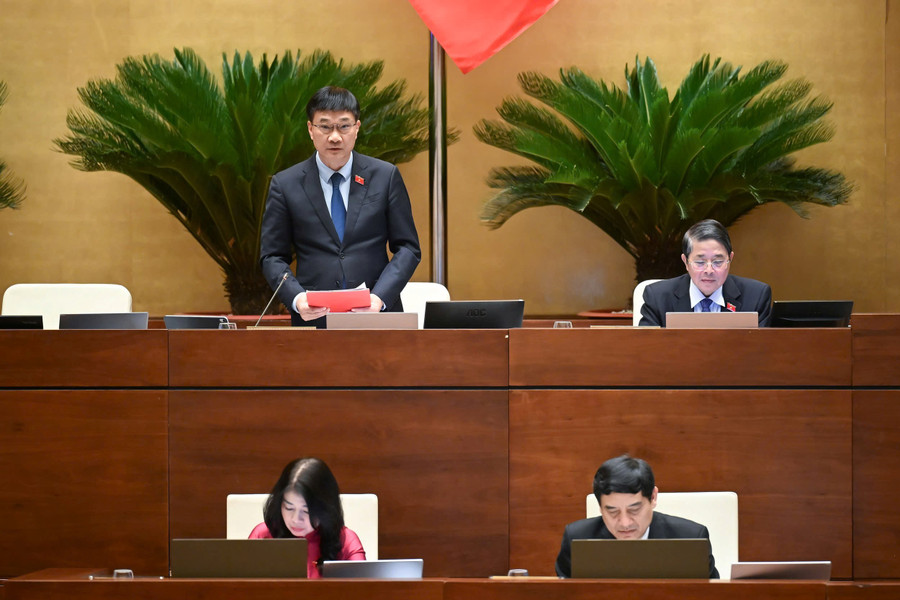 Phó Chủ tịch Quốc hội Vũ Hồng Thanh điều hành phiên thảo luận chiều 17/6.