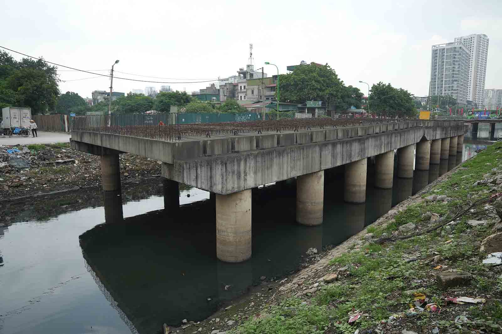 Phần mố cầu và các hạng mục còn lại của cầu chưa thể thi công. Ảnh: Hữu Chánh