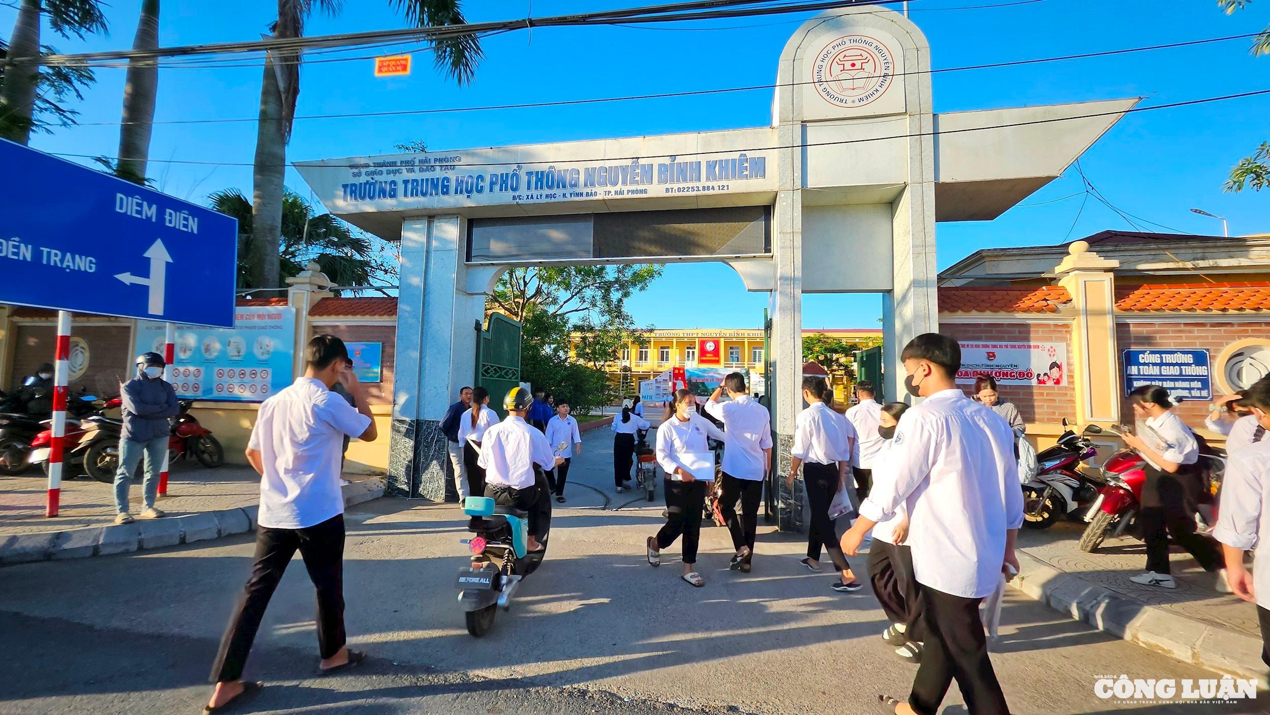 Các thí sinh tự tin bước vào điểm thi