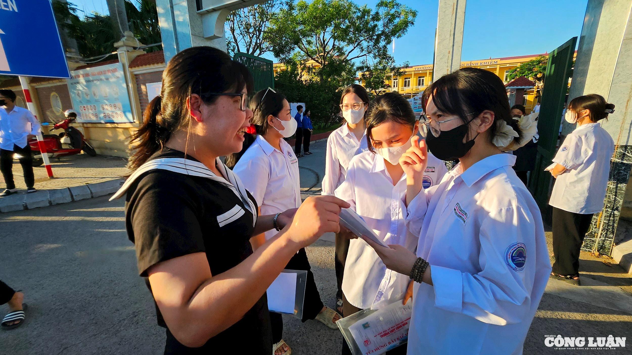 Trước giờ G, cô Mai tranh thủ nhắc các em đọc kỹ đề, tự tin, vận dụng kiến thức làm bài thi một cách hiệu quả và tốt nhẩt.