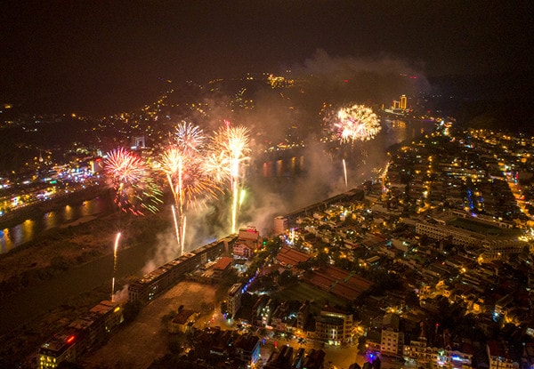pháo hoa trên sông Hồng Lào Cai