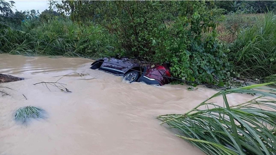Chiếc ô tô bị lũ cuốn trôi.